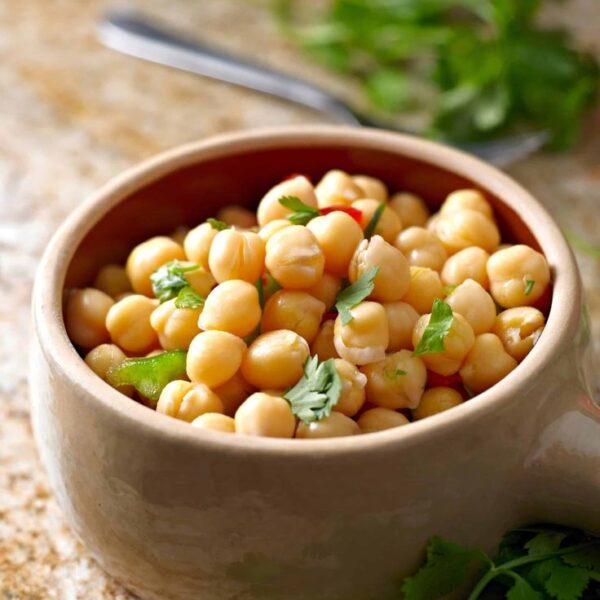 نخود، یک نوع حبوبات محبوب و مغذی است که در بسیاری از غذاها به کار میرود و طعمی خاص و دلپذیر دارد.